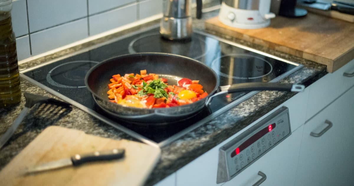 Stekepanne: slik velger du riktig (belegg, jern eller stål)