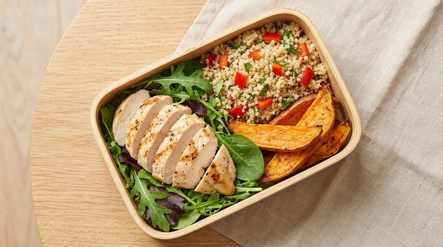 Matpakke med kylling, quinoa og salat