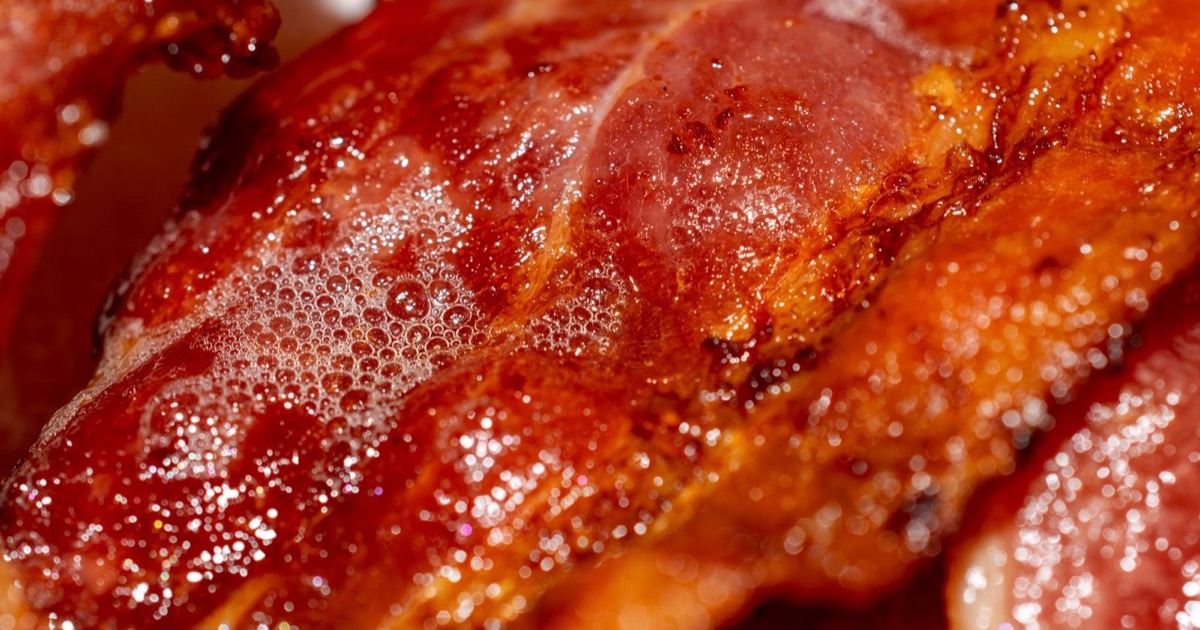 Sprøstekt bacon laget i airfryer, lagt på kjøkkenpapir