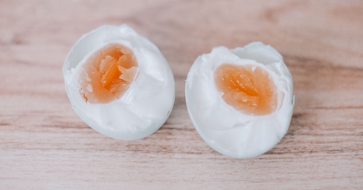 Hardkokte egg laget i airfryer, halverte på en tallerken