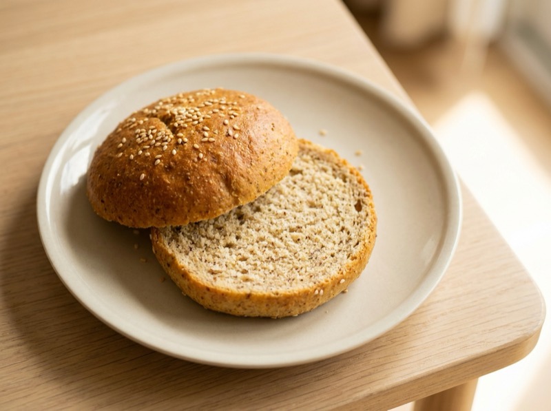 Lavkarbo hamburgerbrød med sesamfrø delt i to klare til å fylles