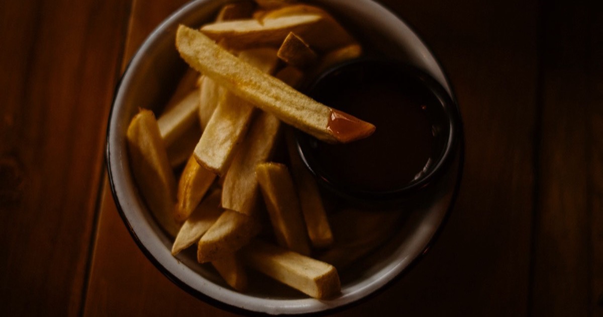 Hjemmelagde sprø pommes frites laget i airfryer, servert med dip
